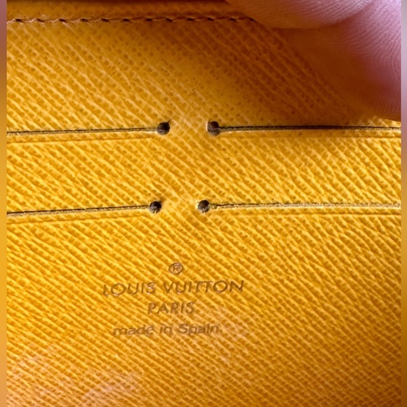 Louis Vuitton Zippy Epi Wallet Comes with LV Box - Picture 16 of 16